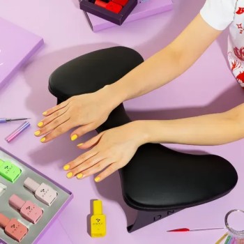Reposabrazos anatómico DNKA para manicura, color negro.